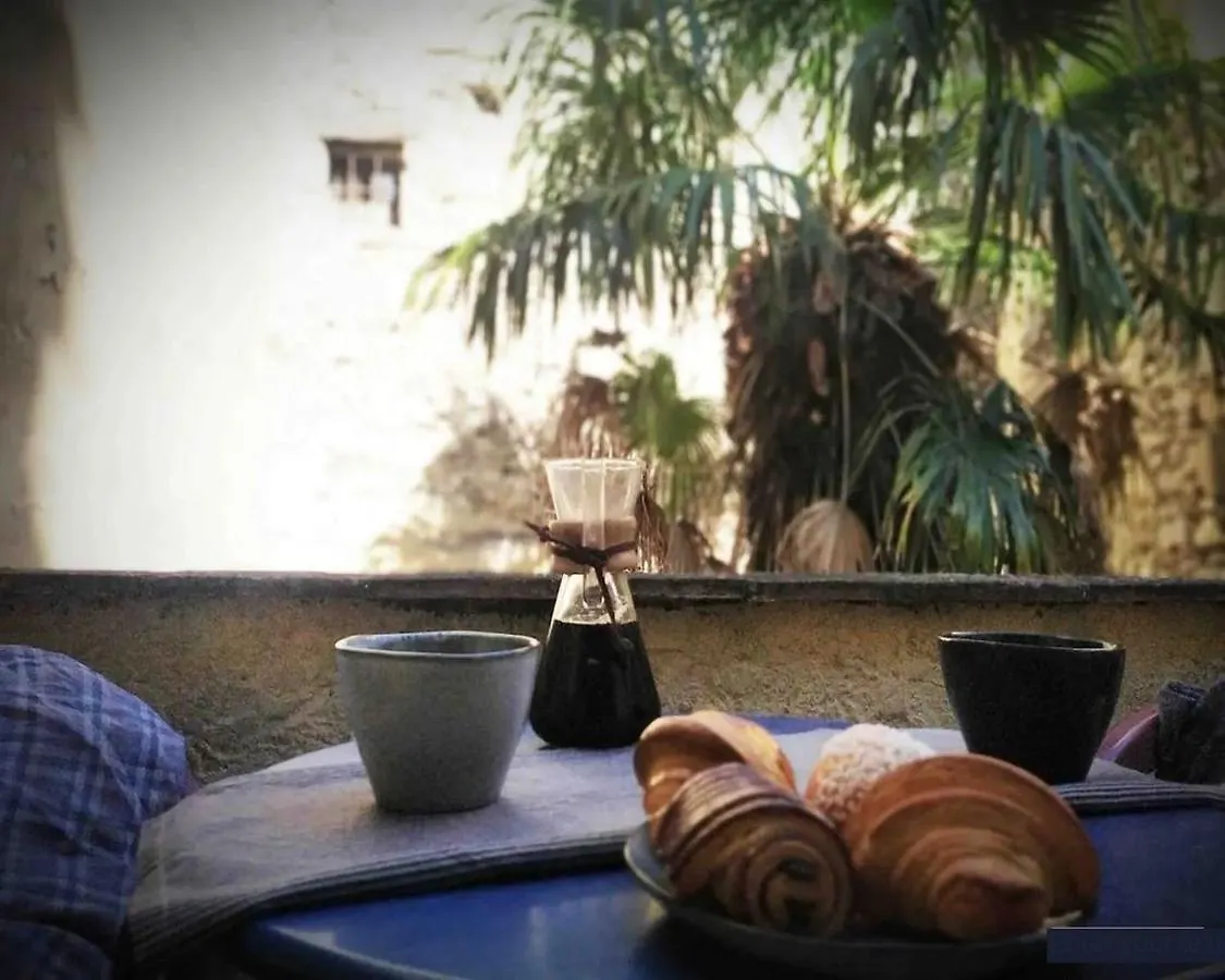 Apartment Studio Avec Terrasse Sur Cour, Authentique, Calme Avignon