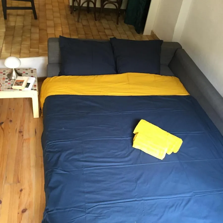 Apartment Studio Avec Terrasse Sur Cour, Authentique, Calme Avignon France