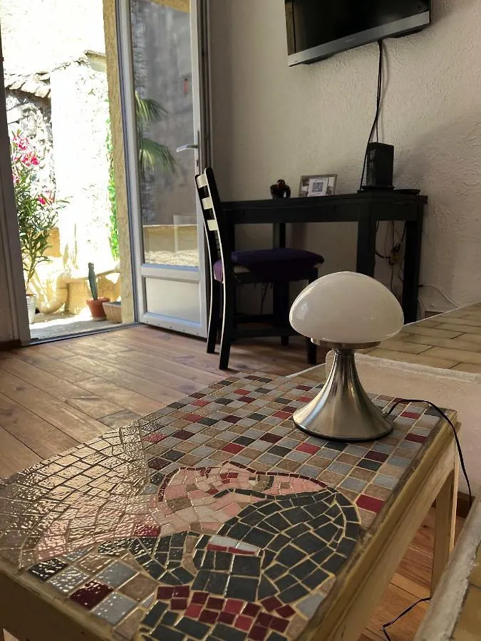 Studio Avec Terrasse Sur Cour, Authentique, Calme Avignon